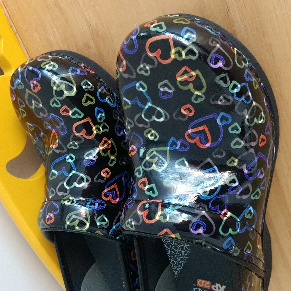 Dansko Xp 2.0 Clogs Size 40 Floating Hearts New - image 7